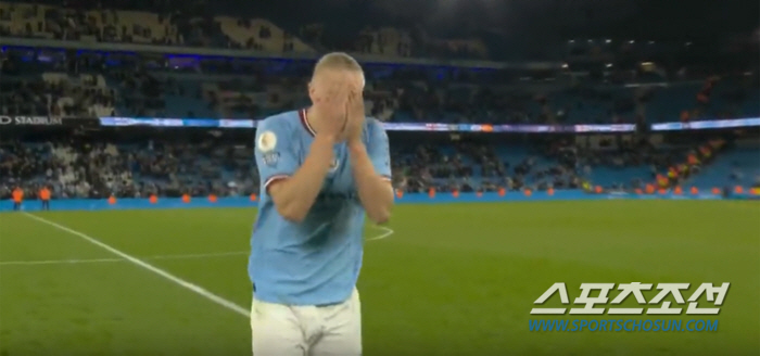 'EPL 35호골 신기록' 세우고 집단 '인디안밥' 당한 페노메논 홀란……