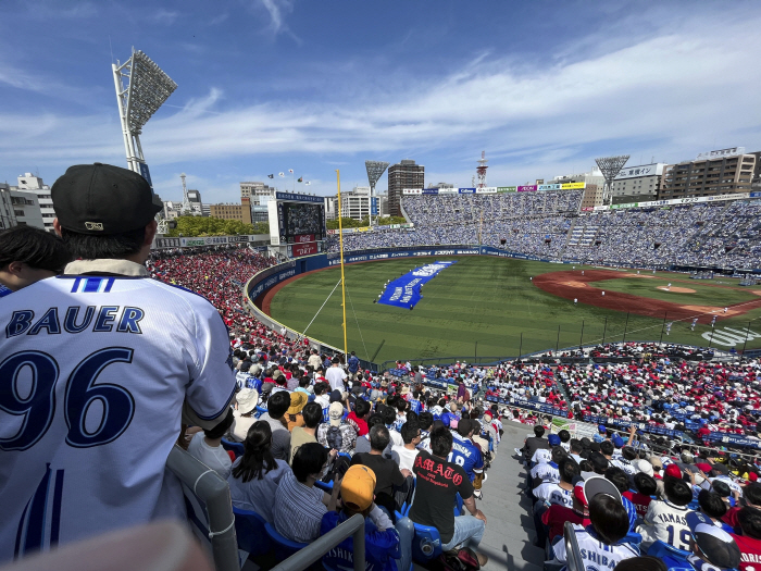 ML 트러블 메이커→NPB 데뷔전 대박…바우어 "흥분해서 코피까지 났다"