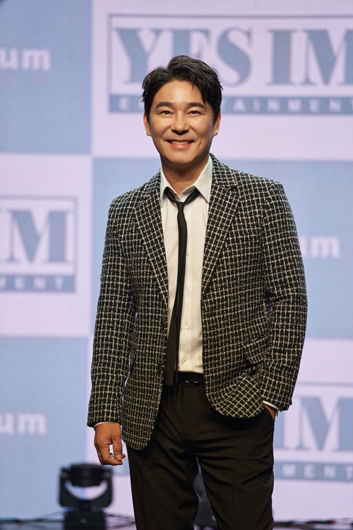 [단독] "얼굴마담? 피해자 코스프레?"…임창정, 주가조작세력 행사·골프…