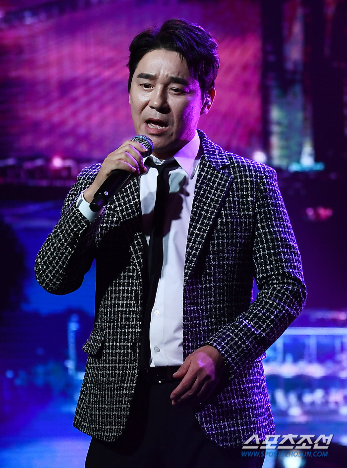 [단독] "얼굴마담? 피해자 코스프레?"…임창정, 주가조작세력 행사·골프…