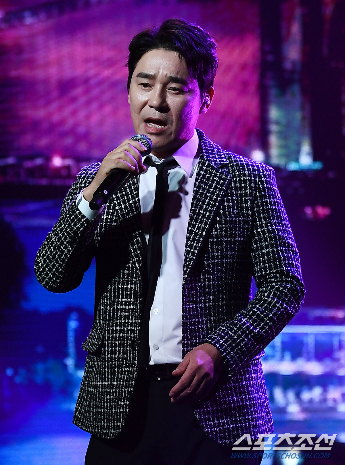 [단독] "얼굴마담? 피해자 코스프레?"…임창정, 주가조작세력 행사·골프…
