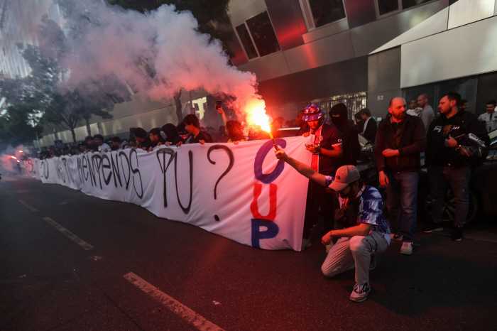 잘못은 메시가 했잖아!! PSG 당혹.. 메시 징계→서포터 폭동!