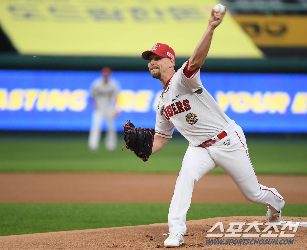 '맥카티 무실점투+타선 폭발' SSG, KT 꺾고 다시 1위 복귀[인천 …