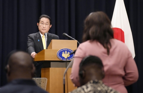 (마푸토=교도 연합뉴스) 기시다 후미오 일본 총리가 4일(현지시간) 방문국인 아프리카 모잠비크에서 열린 기자회견에서 취재진의 질문에 답하는 모습. 2023.5.5 [재판매 및 DB 금지]