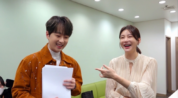 "커피차를 3대나 선물"…'주상욱♥' 차예련, 이찬원과 '찐'남매 포스(…
