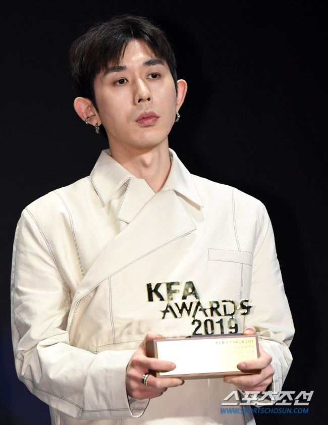 [SC초점] "몰입 깨져"vs"뭐가 문제?"..코드 쿤스트, 이틀째 뜨거…