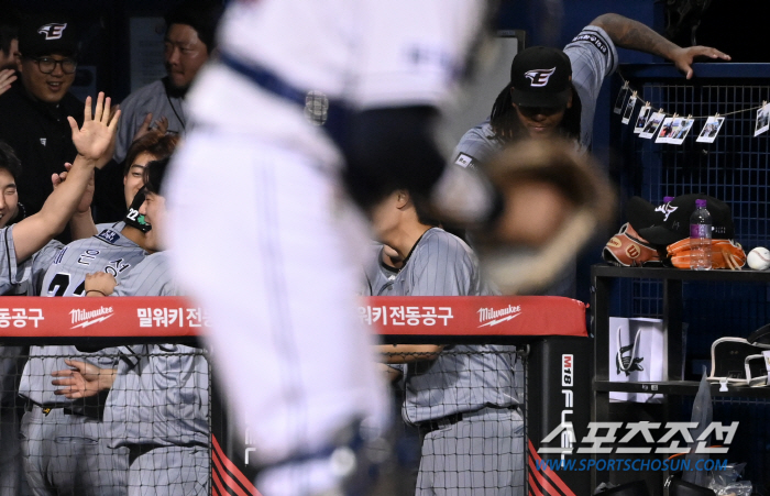 '이렇게 짜릿해도 되나?' 헛스윙 삼진 잡고 화끈한 포효, 보살 팬들 행…