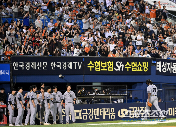 '이렇게 짜릿해도 되나?' 헛스윙 삼진 잡고 화끈한 포효, 보살 팬들 행…