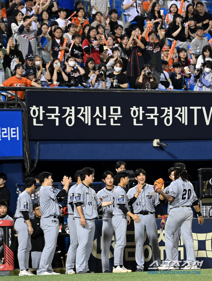 '이렇게 짜릿해도 되나?' 헛스윙 삼진 잡고 화끈한 포효, 보살 팬들 행…
