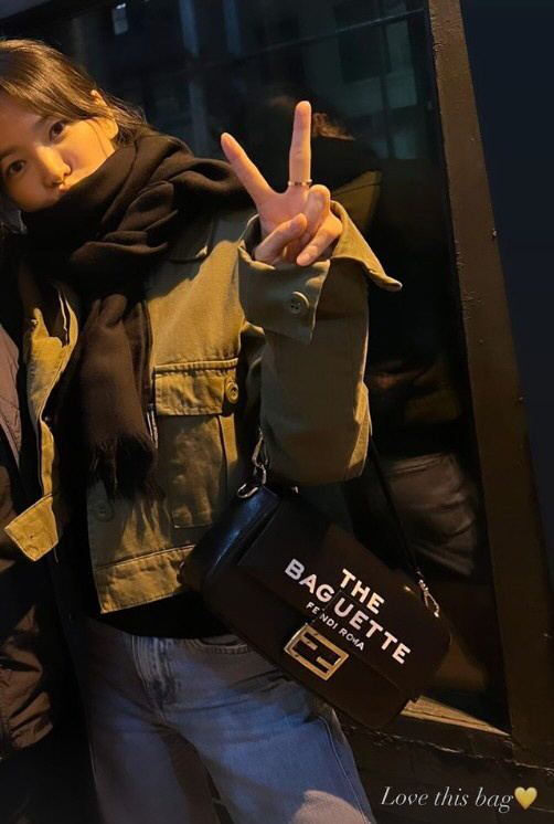 송혜교, '멧갈라' 여신 어디가고 청순한 일상…누구 어깨에 기댔나?
