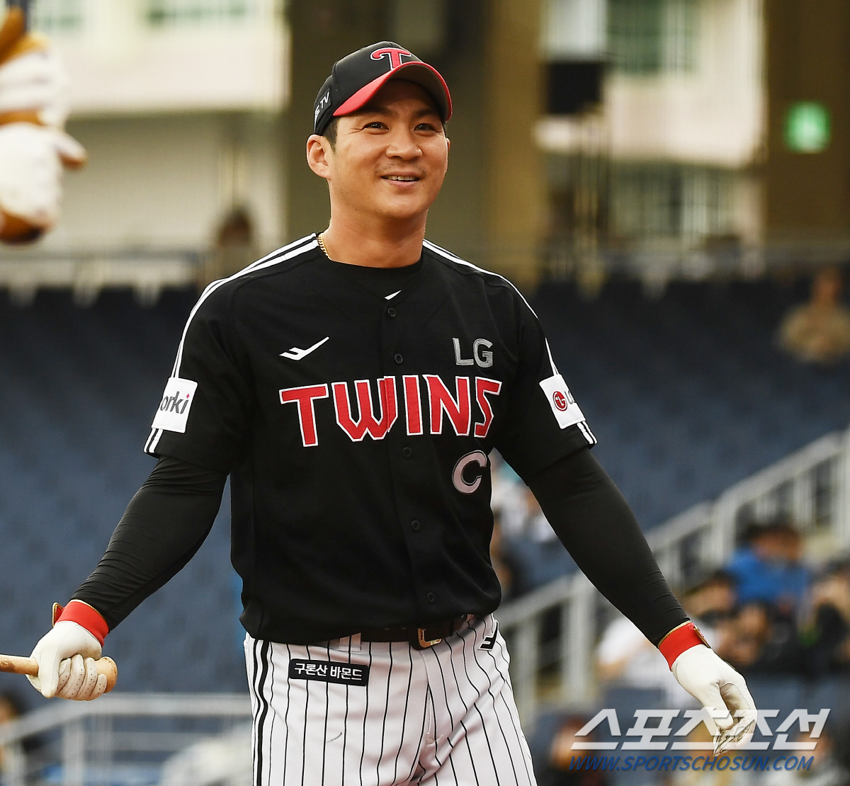 '왔으면 인사부터 해야지' 절친 케미 NC 박건우·LG 오지환...'만났…