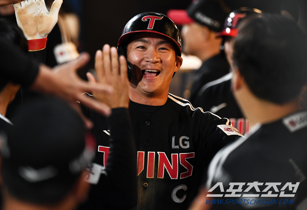 '왔으면 인사부터 해야지' 절친 케미 NC 박건우·LG 오지환...'만났…