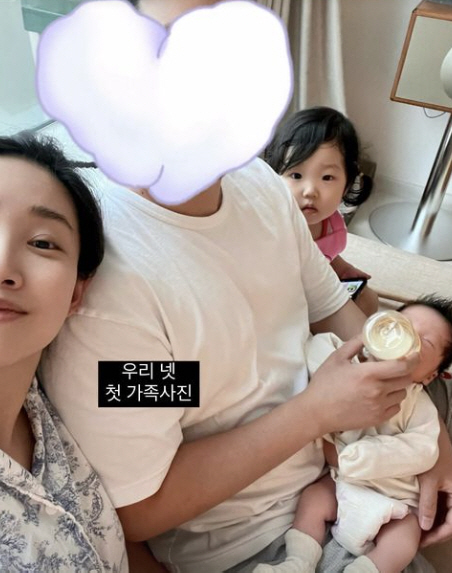 최희, "우리 네명 첫 가족사진" 공개…신생아 둘째 子 우유 먹이는 '든…