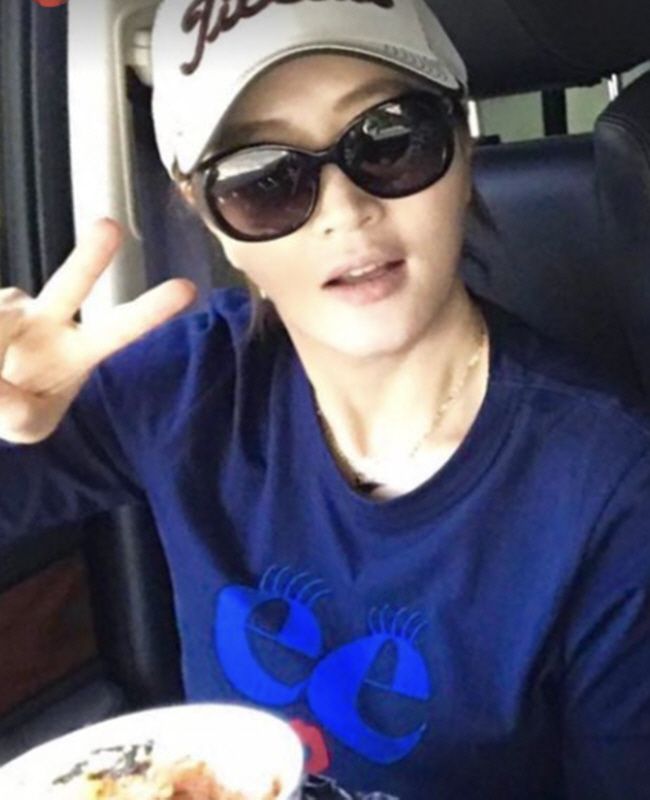 김혜수, 촬영 아닌 '진짜 리얼 상황'…광장시장서 포착 '신난 브이' 포…