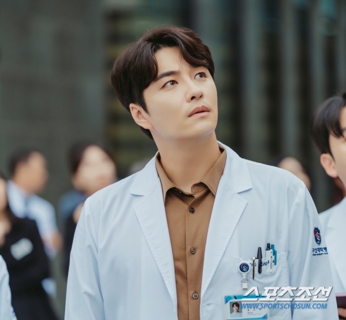 [SC프리뷰]엄정화·민우혁·김병철, '3각 관계' 탄생? '돌발 포옹'에…