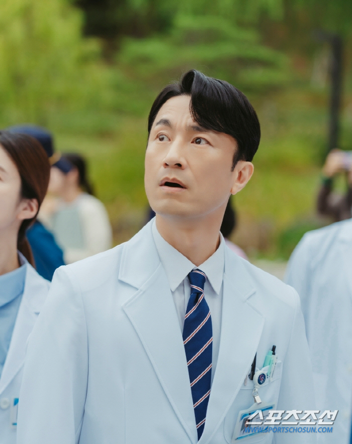 [SC프리뷰]엄정화·민우혁·김병철, '3각 관계' 탄생? '돌발 포옹'에…