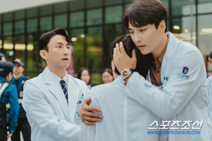 [SC프리뷰]엄정화·민우혁·김병철, '3각 관계' 탄생? '돌발 포옹'에…