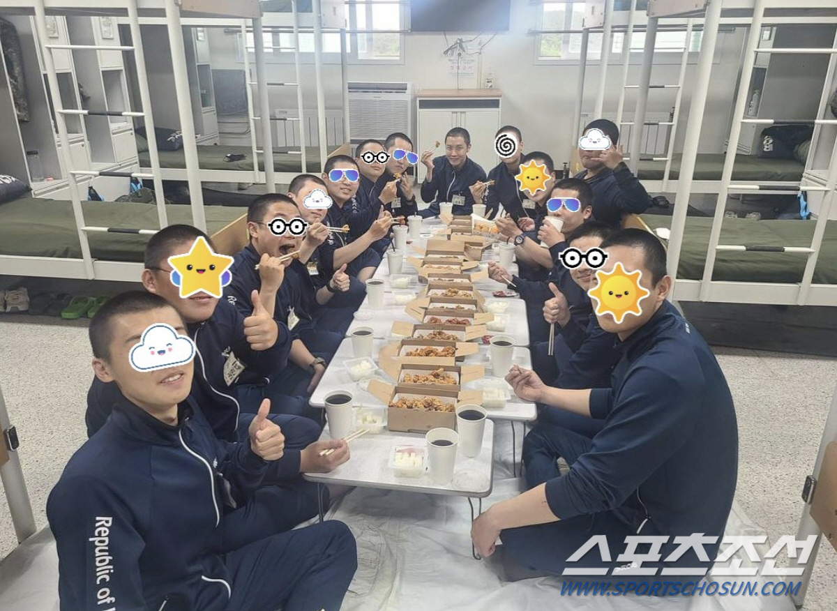 '입대' 제이홉, 군에서도 '센터 본능'은 여전…'어린이날' 치킨 특식에…