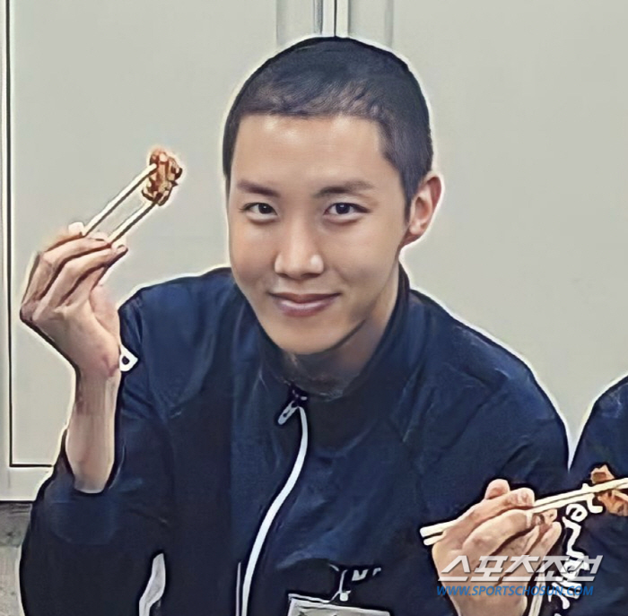 '입대' 제이홉, 군에서도 '센터 본능'은 여전…'어린이날' 치킨 특식에…