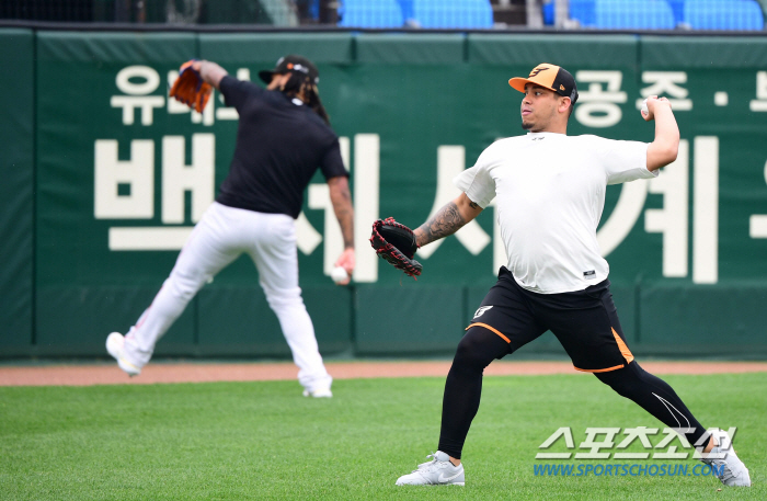'막냇동생' 김서현도 빵빵 터진 산체스의 친화력 '독수리 변신 완료' […