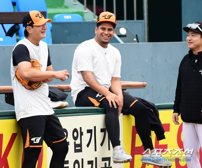 '막냇동생' 김서현도 빵빵 터진 산체스의 친화력 '독수리 변신 완료' […