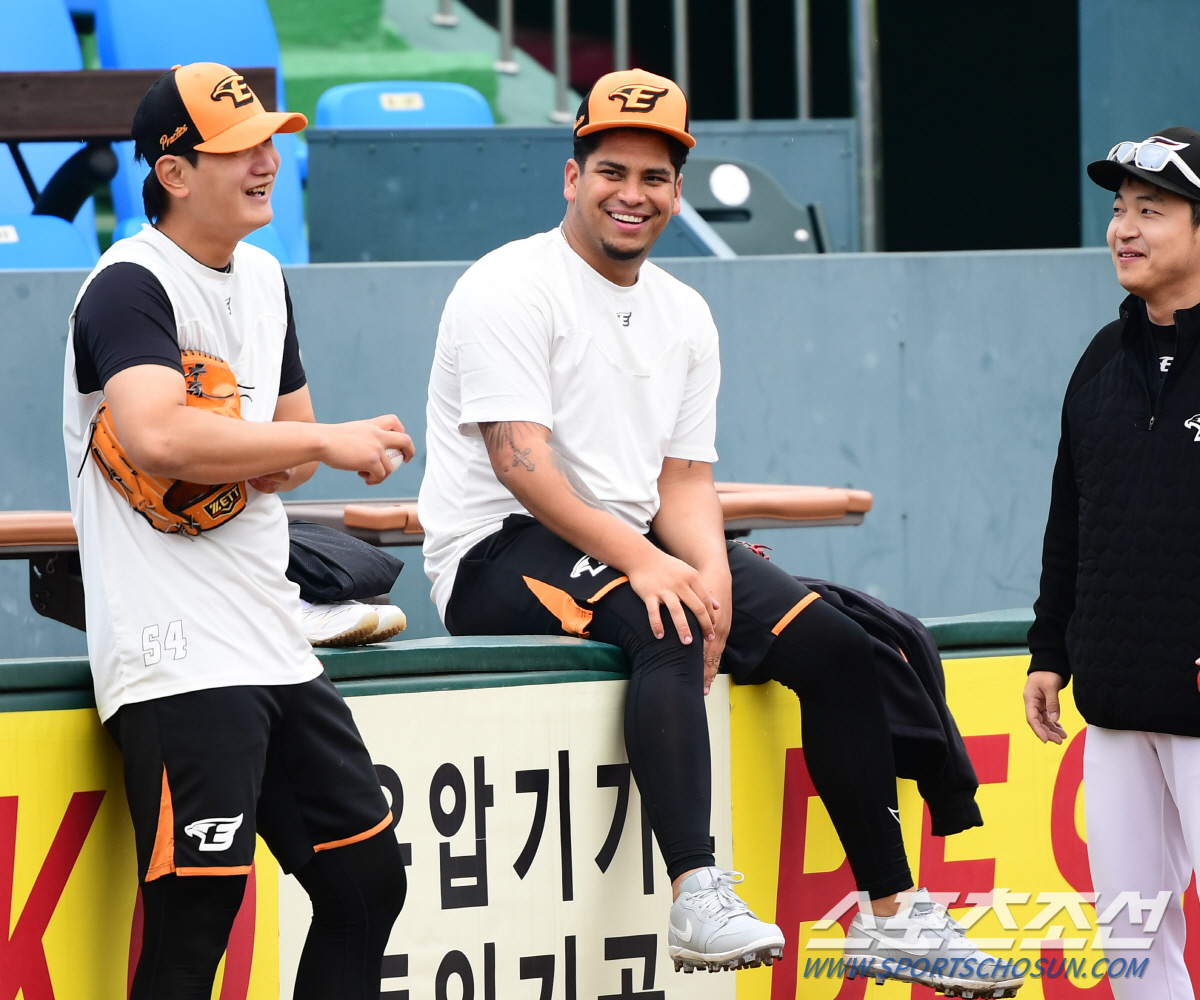 '막냇동생' 김서현도 빵빵 터진 산체스의 친화력 '독수리 변신 완료' […