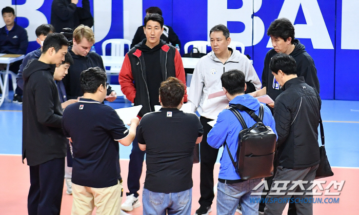 1순위 후보 '쿠바 특급' 직접 보고 결정합시다. 재계약 통보 하루 미뤘…