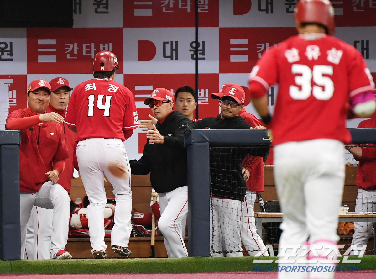 '실책에 울고 끝내 웃었다' 선두 SSG, 키움 스윕하고 5연승[고척 리…