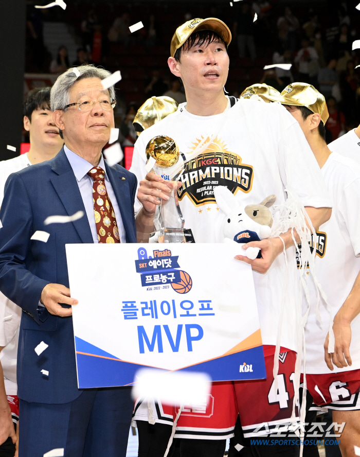 [현장인터뷰] 챔프 3회 MVP '라이언 킹' 오세근의 묵직한 한마디 "…