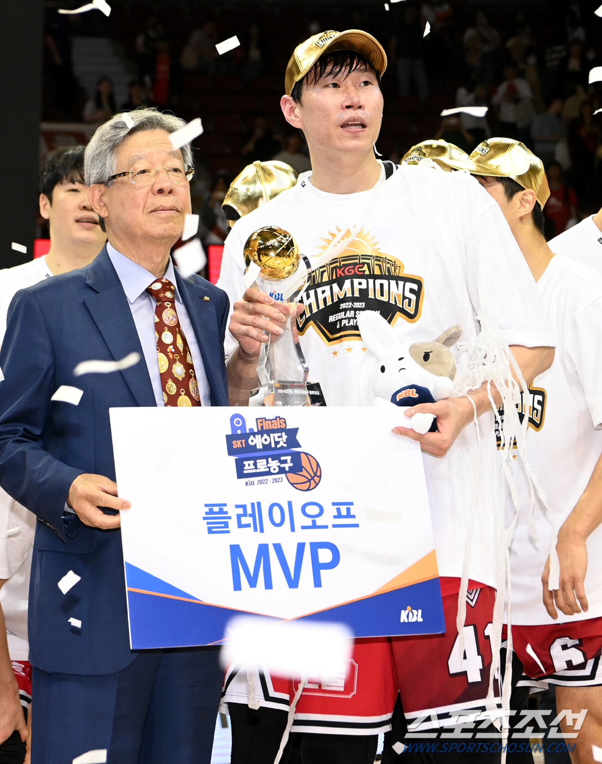 [현장인터뷰] 챔프 3회 MVP '라이언 킹' 오세근의 묵직한 한마디 "…