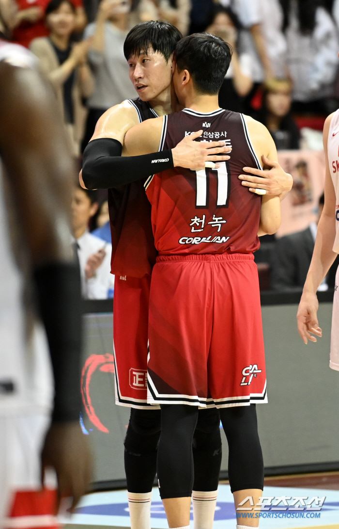 [현장인터뷰] 챔프 3회 MVP '라이언 킹' 오세근의 묵직한 한마디 "…