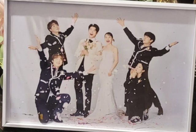 김연아가 웨딩화보에…포레스텔라 배두훈♥강연정, 달콤한 결혼식 현장
