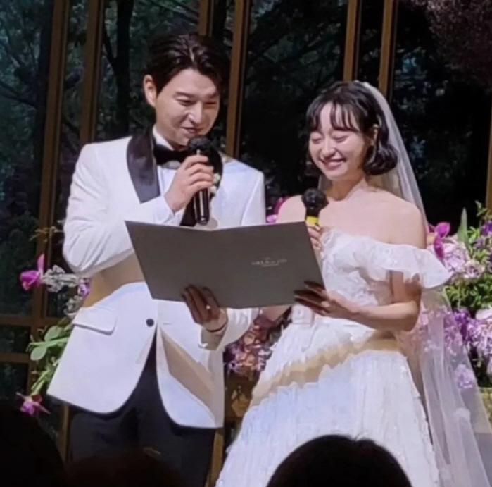 김연아가 웨딩화보에…포레스텔라 배두훈♥강연정, 달콤한 결혼식 현장