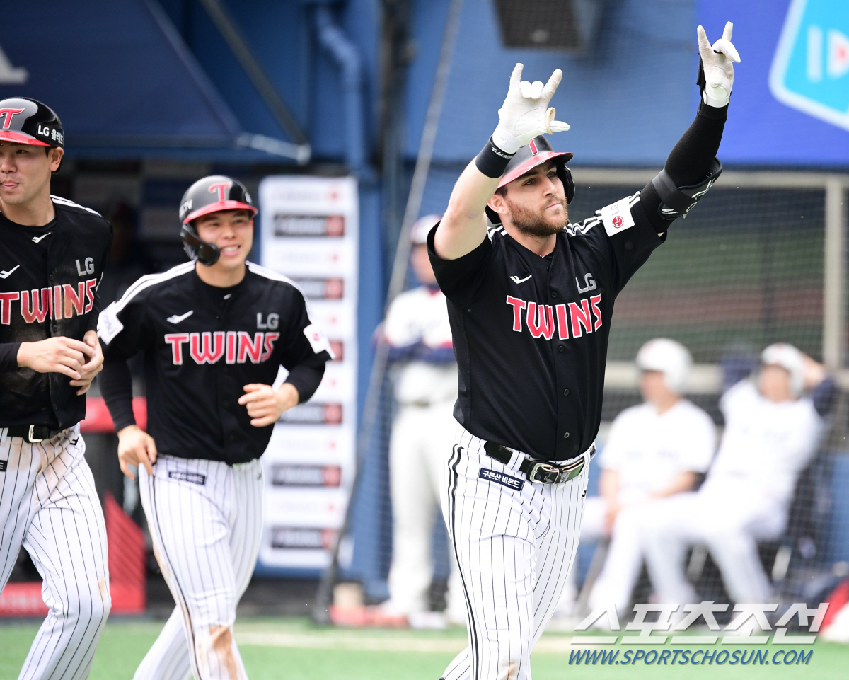 7일 잠실야구장에서 KBO리그 두산과 LG의 경기가 열렸다. 2회 LG 오스틴이 두산 최승용을 상대로 3점 홈런을 날렸다. 팬들을 향해 세리머니를 하고 있는 오스틴. 잠실=송정헌 기자songs@sportschosun.com/2023.05.07/