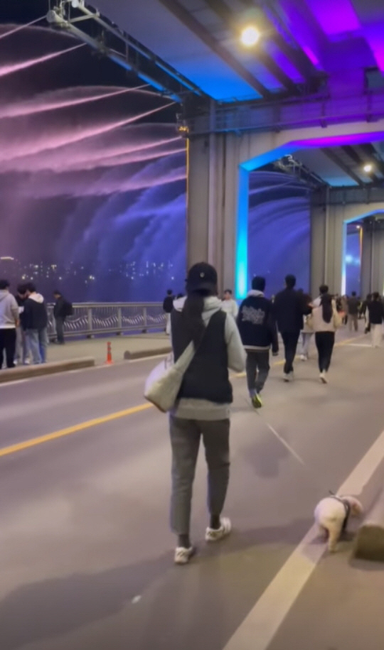 '4남매 엄마' 정혜영, 폭풍성장한 자녀들과 밤산책...우월 비율 눈길