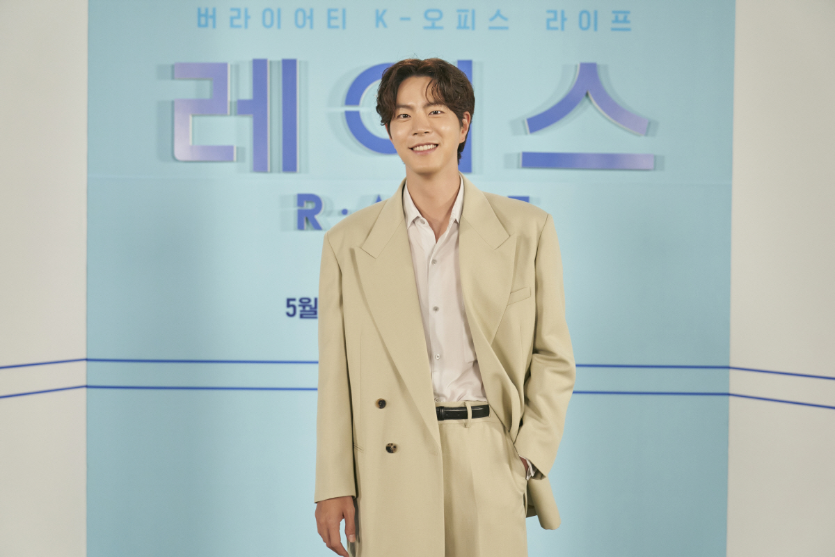 '레이스' 홍종현 "'수트의 정석' 보여주려 노력…화려함보단 단정함 추구…