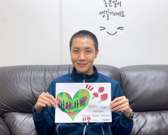 '까까머리 육군' 제이홉, 어버이날 손편지 "낳아주시고 길러주셔서 감사합…