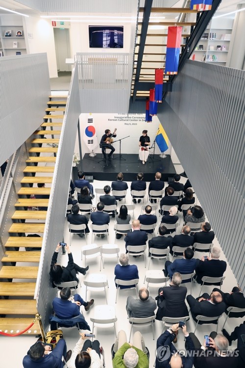 (스톡홀름=연합뉴스) 황광모 기자 = 유럽 4개국 순방 중인 한덕수 국무총리가 8일 오전(현지시간) 스웨덴 스톡홀름에서 열린 스웨덴 한국문화원 개원식에 참석, 축하공연을 관람하고 있다. 2023.5.8 hkmpooh@yna.co.kr