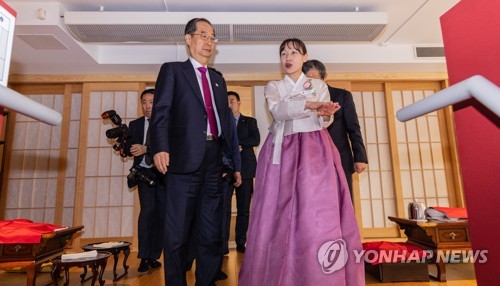 (스톡홀름=연합뉴스) 황광모 기자 = 한덕수 국무총리가 8일 오전(현지시간) 스웨덴 스톡홀름에 개관한 한국문화원을 찾아 이경재 원장의 내부 시설 설명을 듣고 있다. 이날 개관한 한국문화원은 북유럽에 최초로 개관한 것이다. 2023.5.8 hkmpooh@yna.co.kr