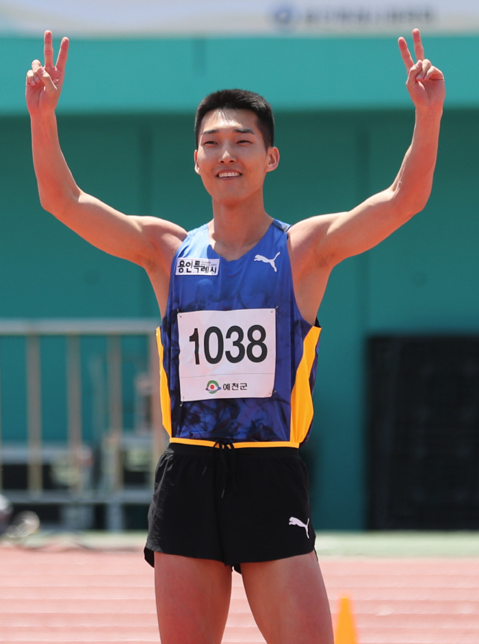 우상혁 국가대표선발전 압도적 1위, 점프 2번 만에 '2m32' 넘었다