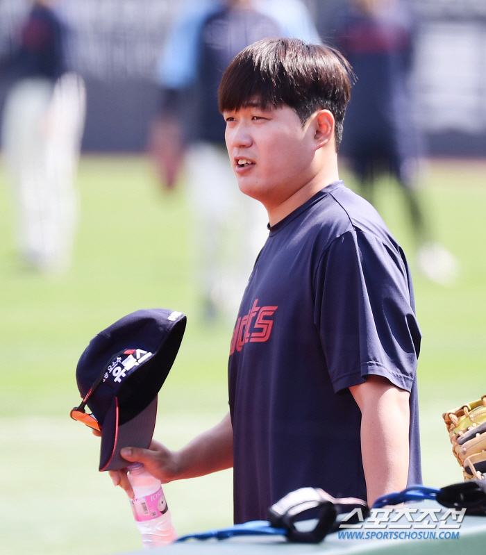 "MVP 자격 충분하다"…'투수 나균안' 시작을 함께 했던 사령탑의 감회