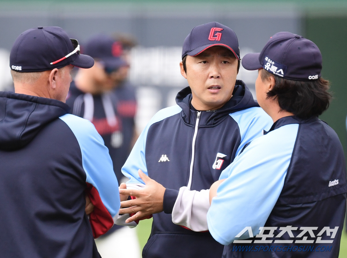 18일 부산 사직야구장에서 KBO리그 롯데와 KIA의 경기가 열린다. 경기 전 롯데 선수들이 훈련을 했다. 서튼 감독과 대화를 나누고 있는 배영수 코치. 부산=송정헌 기자 songs@sportschosun.com/2023.04.18/