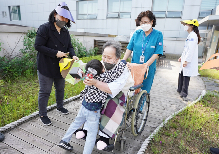 인천성모병원, 어버이날 맞아 마술공연 등 진행…사랑과 감사의 마음 나눠