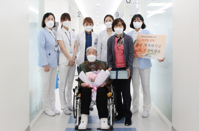 서울대치과병원, 가정의 달 환자에 선물 증정 행사 개최