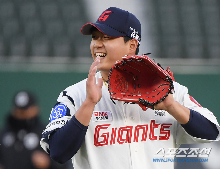 '이게 롯데팬들의 폭발력인가' 팬들이 나균안 MVP 만들었다