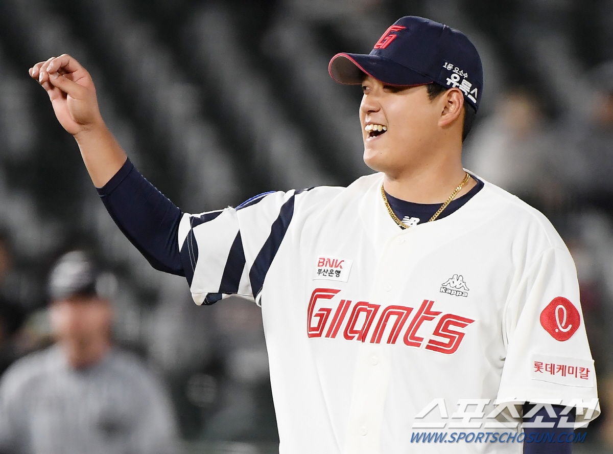 ERA가 무려 0.47인데? 페디 대신 나균안, 외인 차별은 아니었다