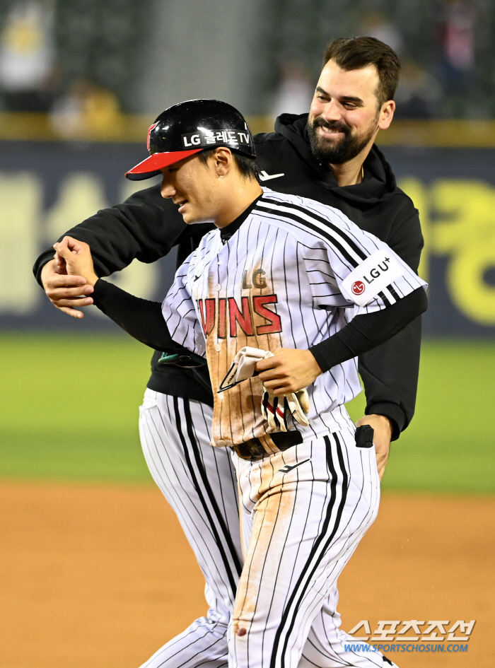 "신민재 고생많다" 뛰는야구의 중심! 전문 대주자 향한 축하 [잠실승장]