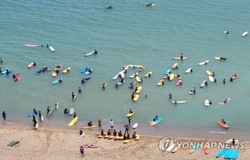 [현장in] 올여름 더 좁아지는 부산 송정 서핑구역에 서퍼들 뿔났다