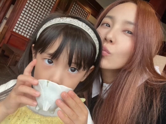 유진♥기태영, 훌쩍 자란 두 딸과 여행...점점 더 닮아가는 '붕어빵 가…