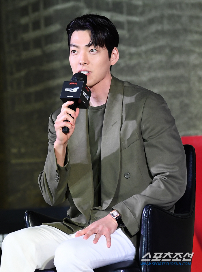 '택배기사' 김우빈 "불과 얼마 전까지 모두가 마스크..미래 궁금했다"
